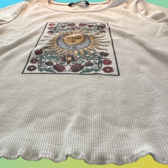 S Graphic Tee Sun Crop Top Short Sleeve Form Fitting with Ruffled Hem - Picture 3 of 5